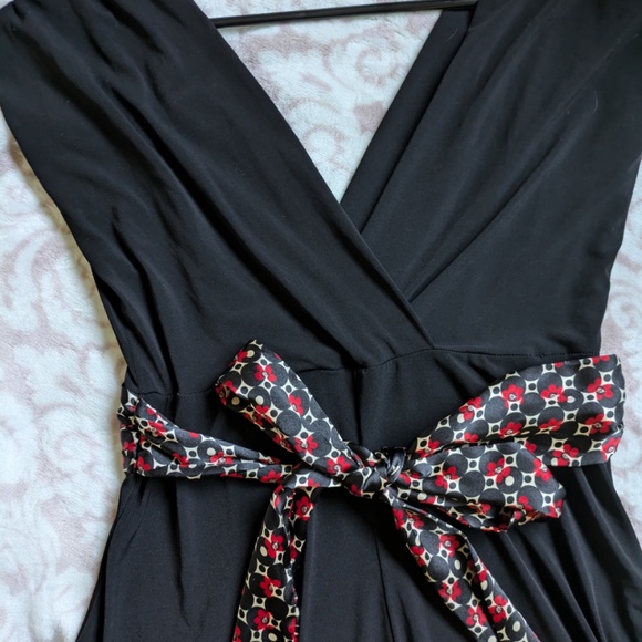Roulette Black V-Neck Dress-Red Patterned Silky Sash-Size Medium-Cap Sleeves - Picture 7 of 11